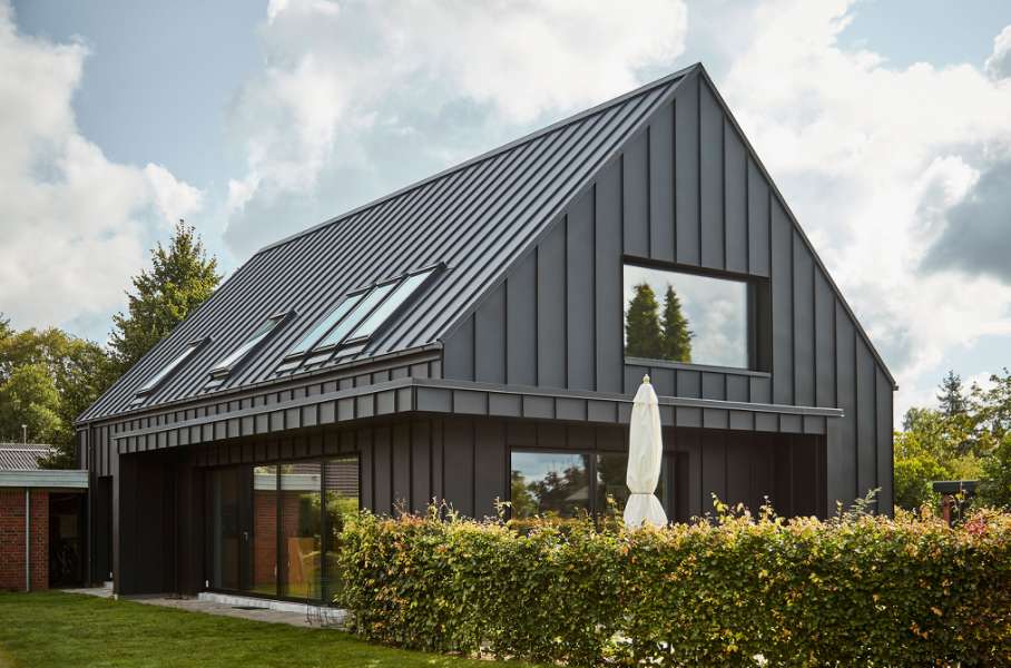 Rød teglstensvilla fra 70’erne ”ompakket” i stålprofiler, Bakkelyparken 37, 8680 Ry